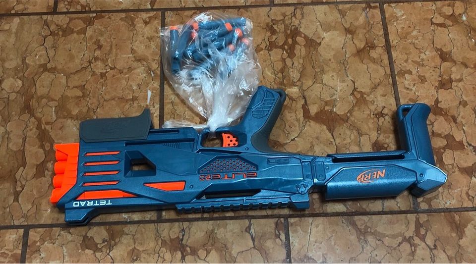 Nerf Elite 2.0 Tetrad mit 8 Pfeilen in Ellgau