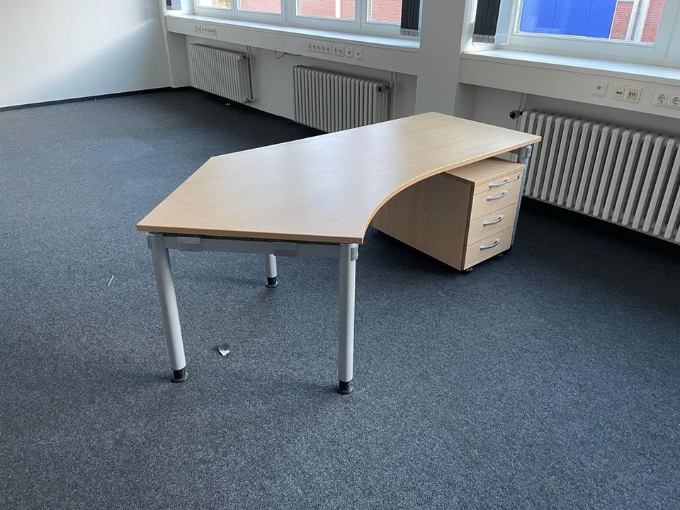 500 x Schreibtische und Rollcontainer von Steelcase Büroauflösung in Hamburg