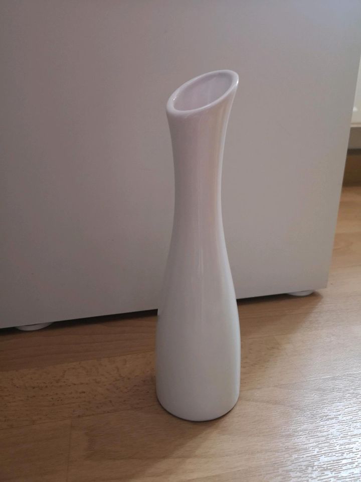 Weiße Vase in Schmoelln