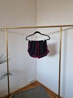 Schwarze Shorts mit pinken Bändern und Mesh an der Seite Köln - Nippes Vorschau