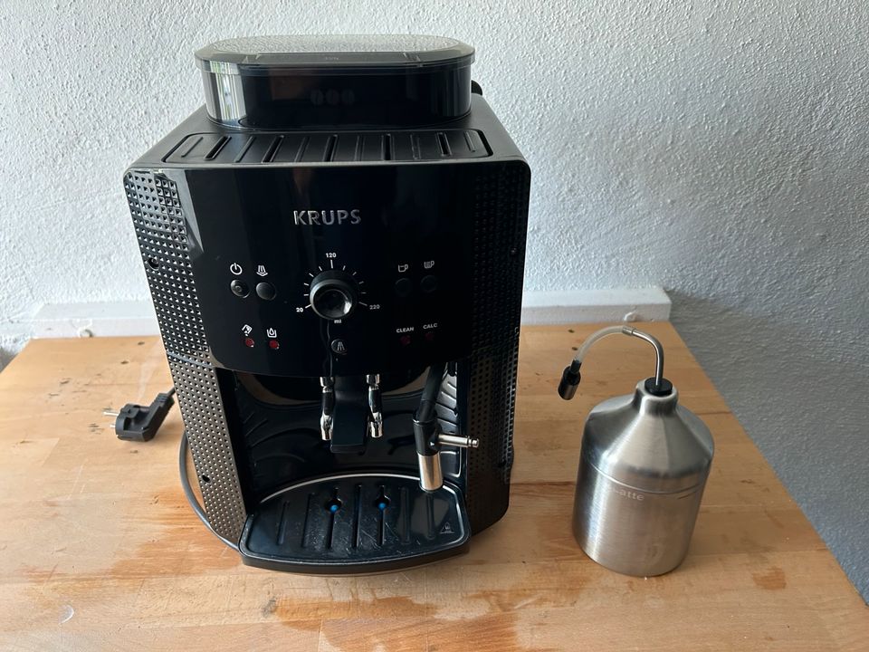 Krupps Kaffeevollautomat mit Cappuccino-Behälter in Biedenkopf