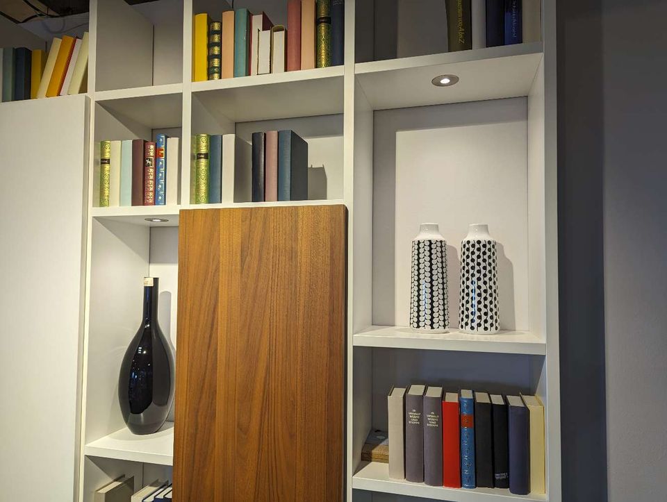 Bücherregal mit Stauraum, Regal Lack weiß matt mit Türen die wei… in Weilburg