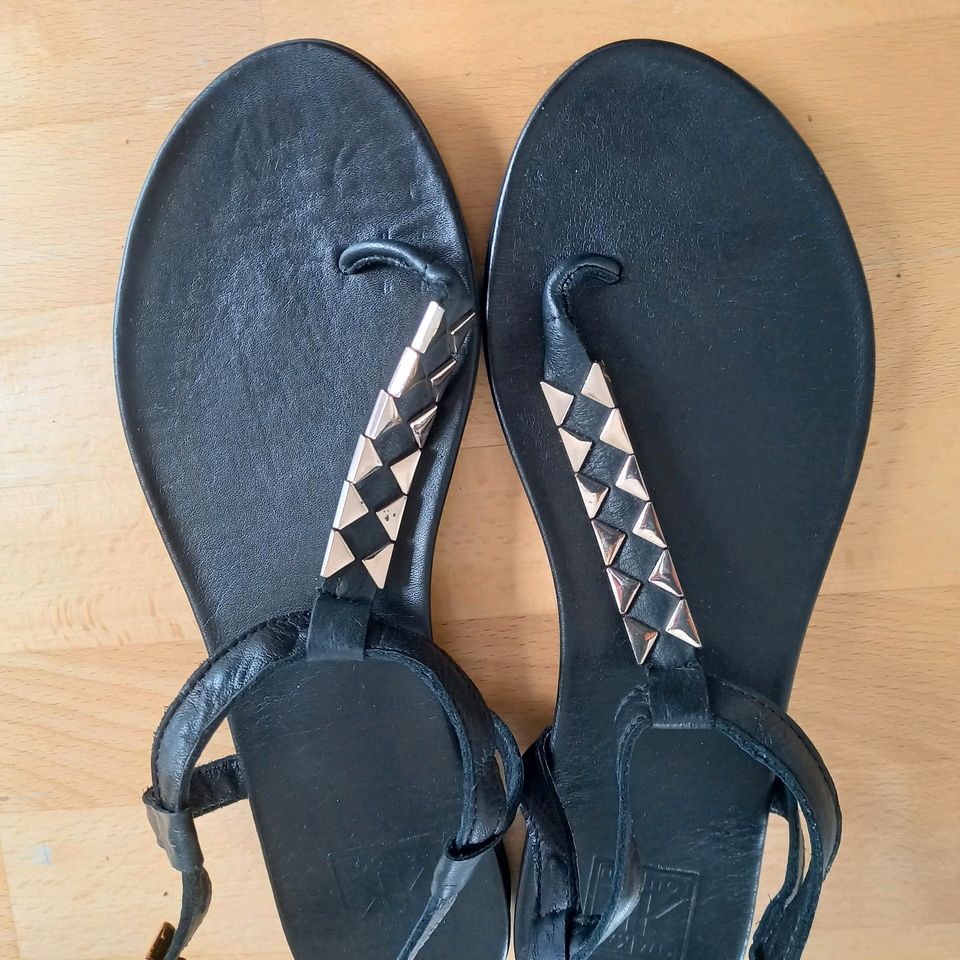 Leder-Zehen-Sandalen,schwarz, Größe 40 in Lügde
