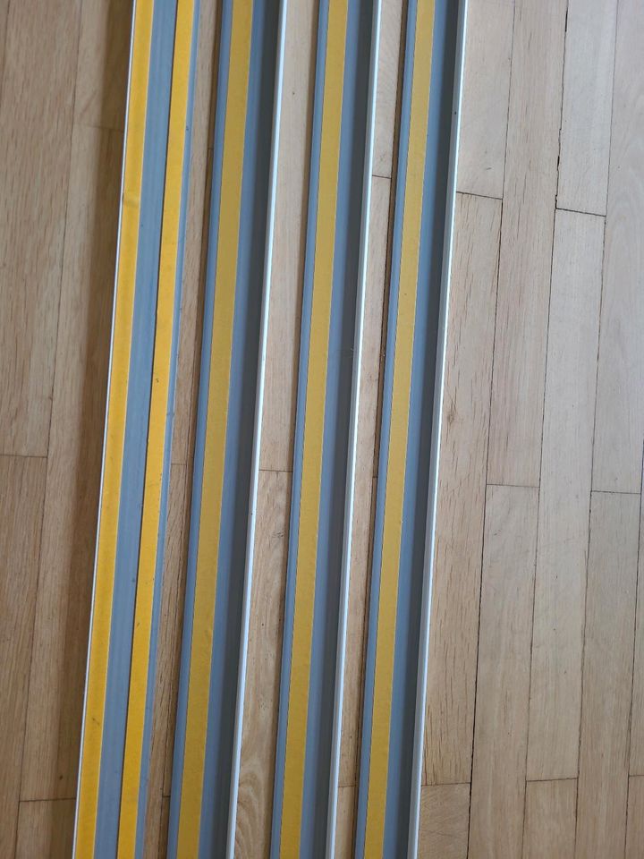 8,5 Meter selbstklebende Teppichleiste weiß in Wesseling
