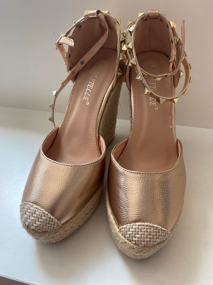 Wedges Roségold mit Nieten, Gr 38, NEU in Neu-Isenburg