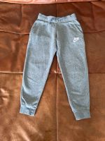 Top Zustand! Original NIKE Jogginghose Kids Club Pant 128 / 137 Frankfurt am Main - Ostend Vorschau