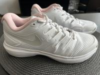 Nike Tennisschuhe Hallenschuhe Glatte Sohle 38 Düsseldorf - Flingern Nord Vorschau