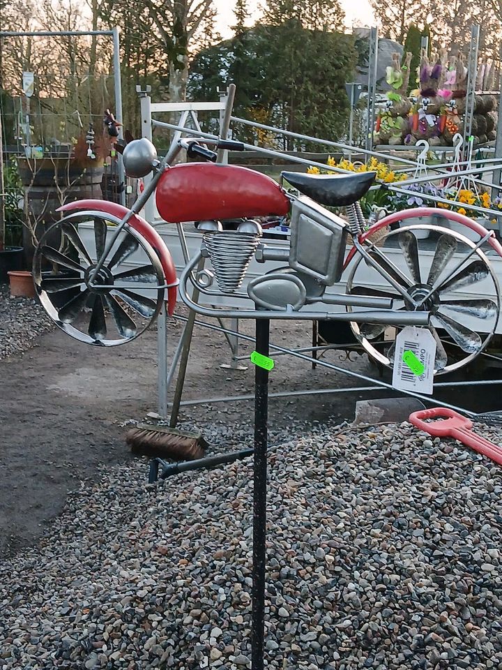 Reduziert Deko Motorrad in Rot auf Stab Gartenstecker Gartendeko in Böel