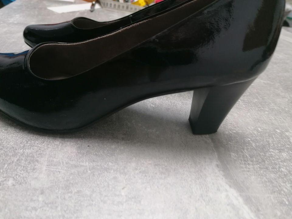 Tamaris schwarzer Lack Pumps Größe 40 wie Neu Topzustand 6,5 cm A in Ammeldingen bei Neuerburg