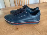 Tommy Hilfiger Sneaker dunkelblau TOP neuwertig Gr.37 Sachsen - Thalheim/Erzgebirge Vorschau