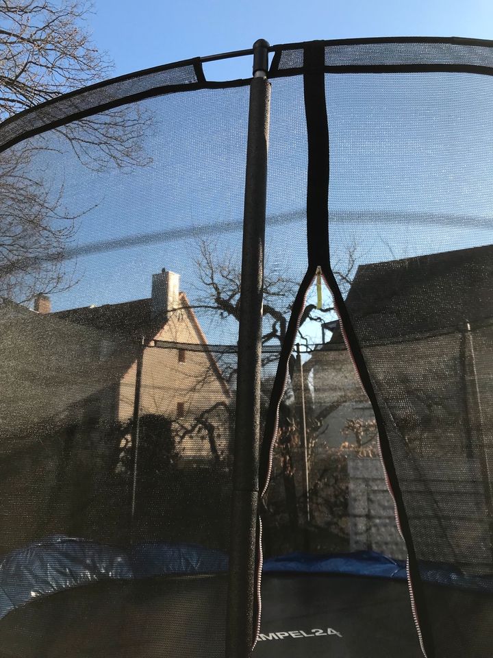 Trampolin Ampel 24 in Nürnberg (Mittelfr)