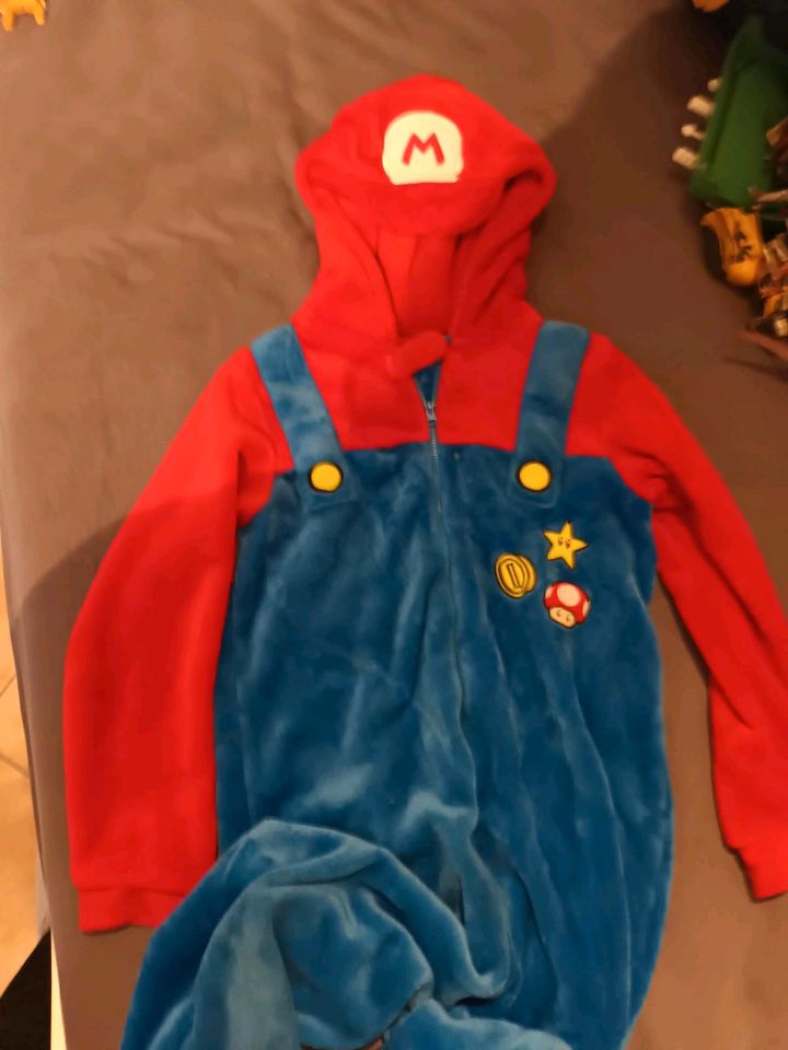 Super Mario Kostüm mit Maske in Ehrenkirchen