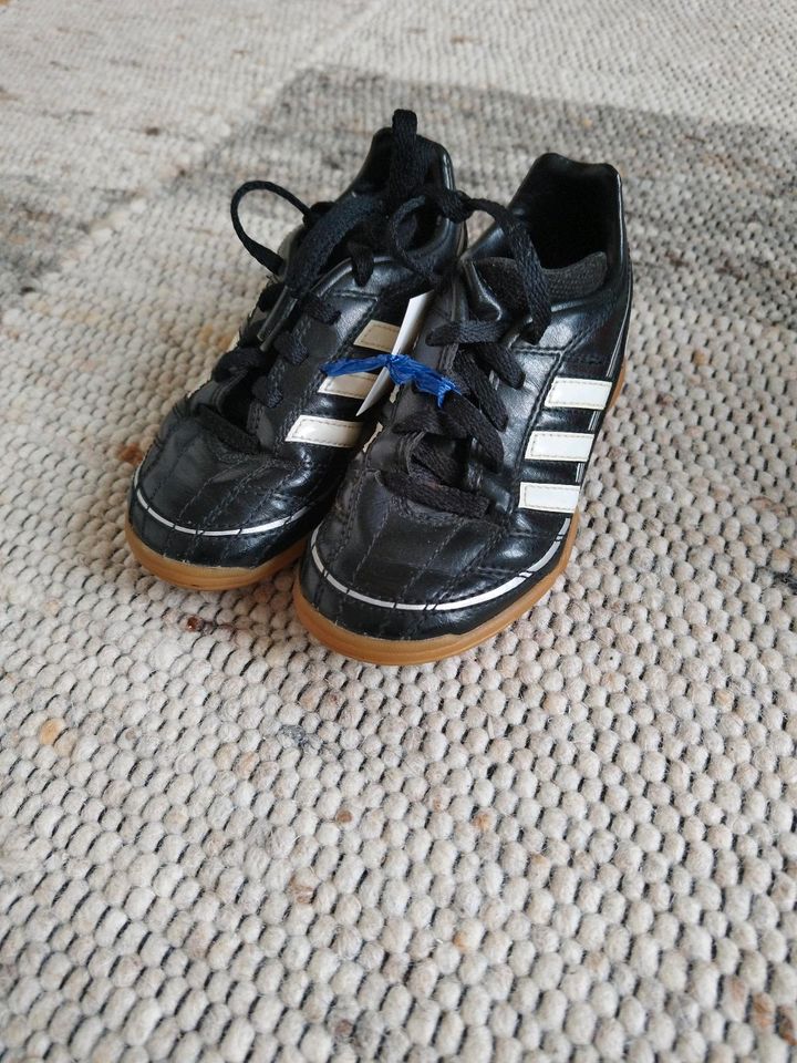 Adidas Kinderschuh Gr.28 in Gemünden (Hunsrück)