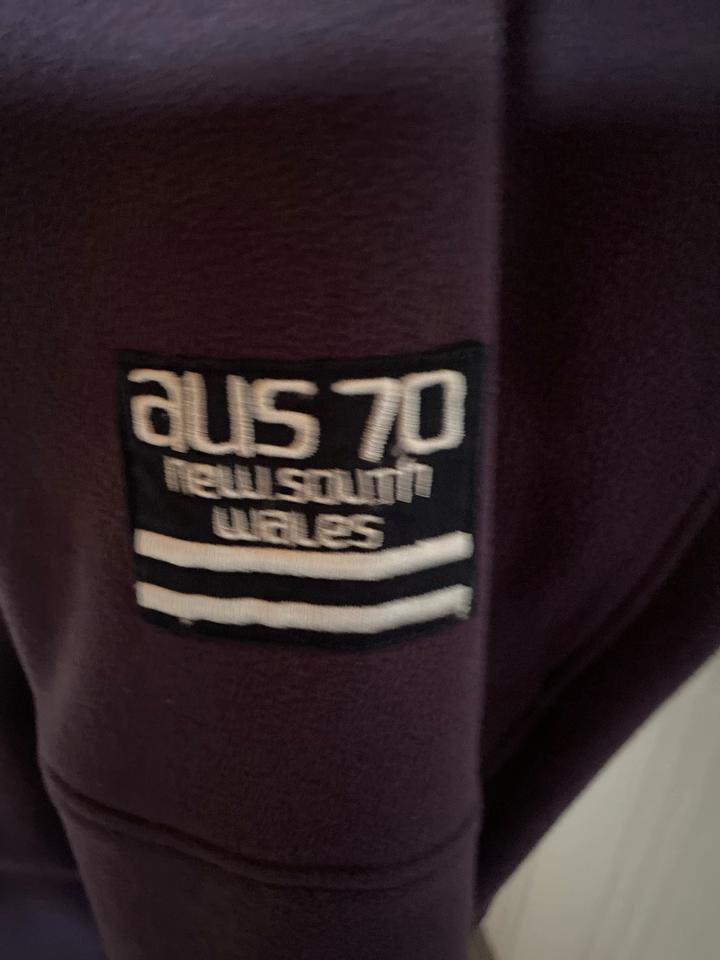 Warme Fleecjacke sehr aufwändig gearbeitet mit vielen Details in Nettersheim