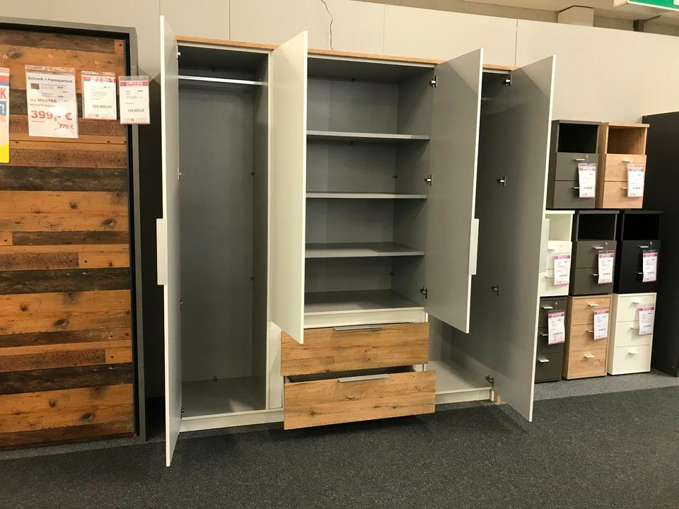 Kleiderschrank Luano Weiß/Bartex Oak Beleuchtung statt 779,00€ in Kulmbach