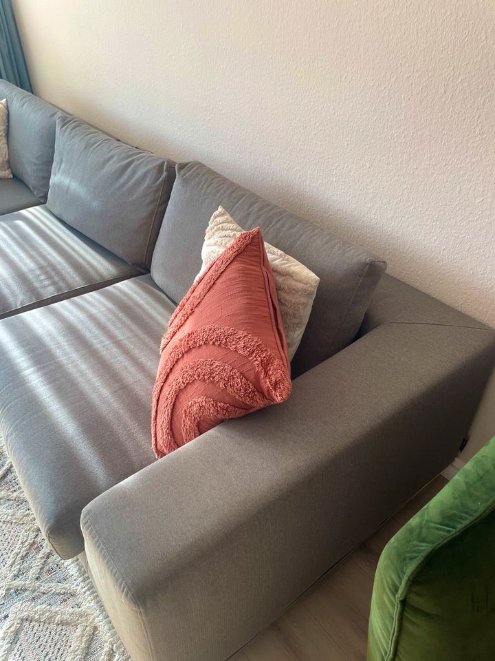 Graue couch - sofa neuwertig in Hilden