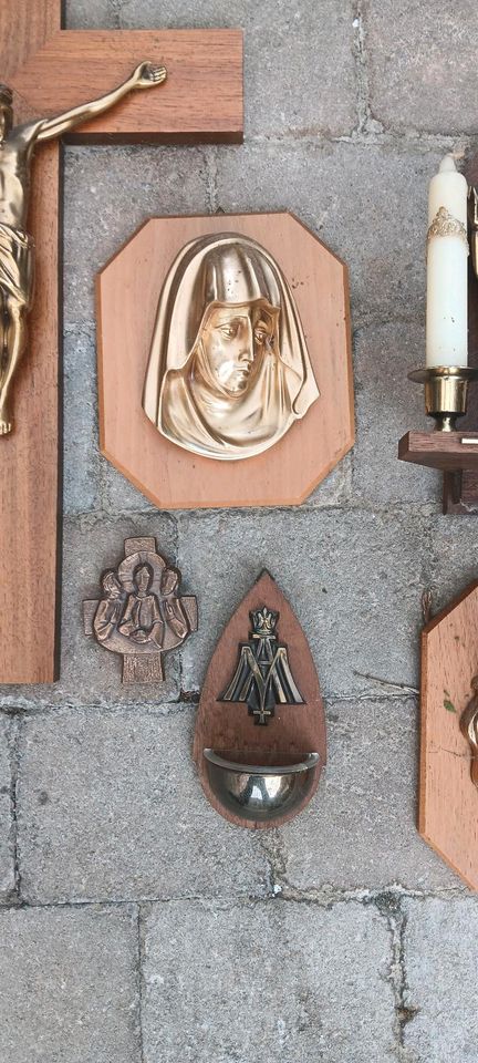 6 christliche Symbole Kreuz Statue Reliefköpf in Nonnweiler