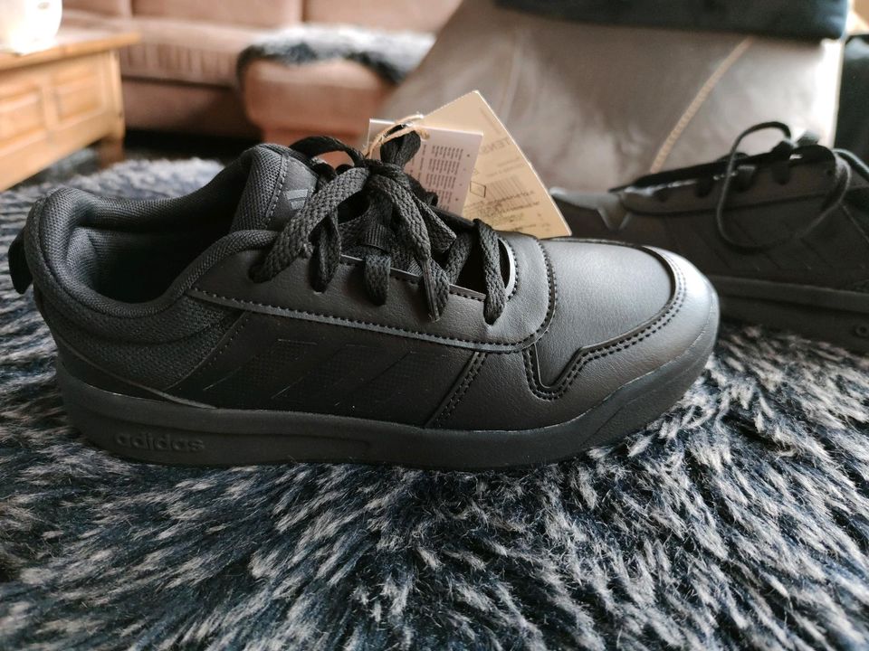 Adidas Turnschuhe gr. 36  schwarz neu mit Etikett in Niederzier