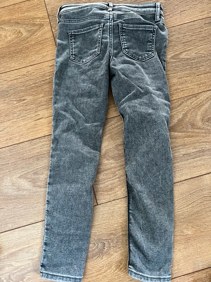 H&M Jeans Stretch Gr. 116 Grau in Achim