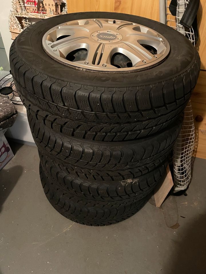 Reifen mit Radkappe und Stahlfelge 195/65r15 in Buxtehude