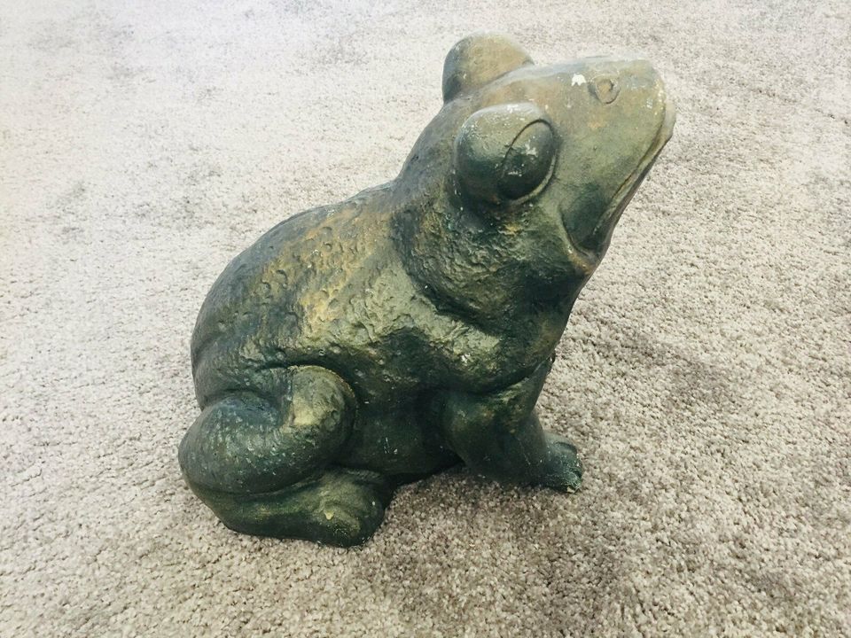 Großer Frosch aus Kunststoff als Gartendeko für draußen geeignet in Bad Harzburg