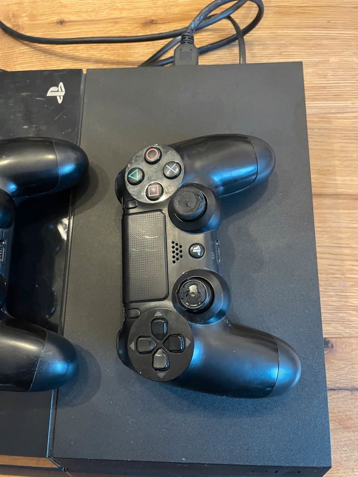 PlayStation 4 mit 2 Controller in Lennestadt