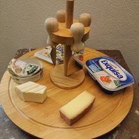 Käseservierteller drehbar mit 3 Messern/ 1 Gabel Saarbrücken-Dudweiler - Herrensohr Vorschau