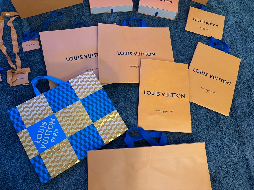 Louis Vuitton Tüten Tragetaschen Kartons Schachteln The Book in Köln