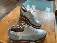 Neuw. Schnürschuhe Halbschuhe Budapester Mjus Gr. 38 beige /grau Saarland - Schmelz Vorschau