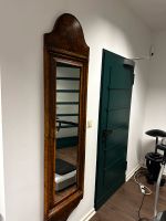 Antiker Spiegel - wertvolle Arbeit komplett mit Lederbezug Berlin - Lichterfelde Vorschau