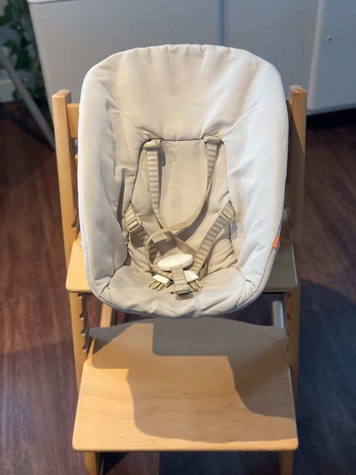 Stokke Tripp Trapp New Born Aufsatz + Wechselbezug und Halter in Nordstemmen