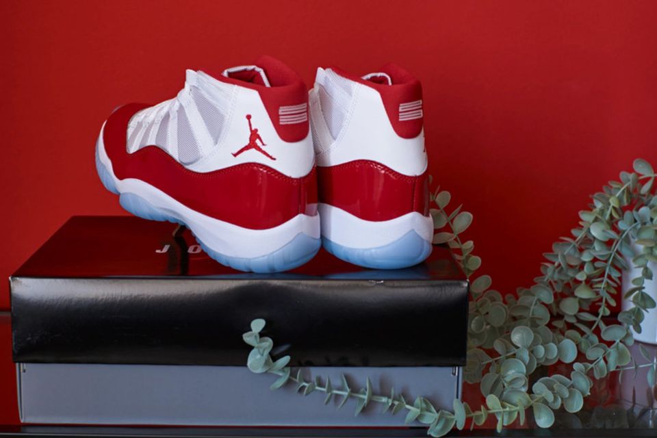 Nike Air Jordan 11 Retro - Cherry in US9 in Augsburg