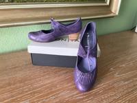 Tamaris Pumps violett lila Leder halbhoch Gr. 39 Sachsen-Anhalt - Ballenstedt Vorschau