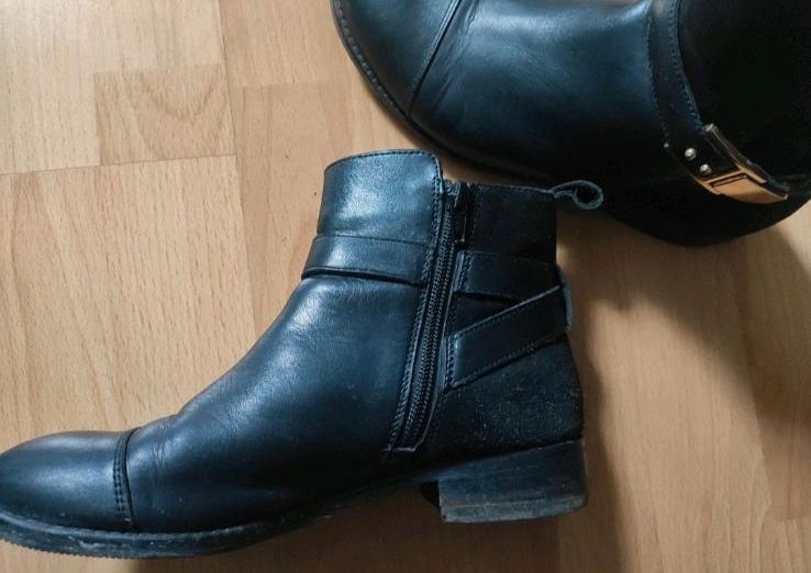 Schwarze Lederstiefeletten Größe 37 in Berlin