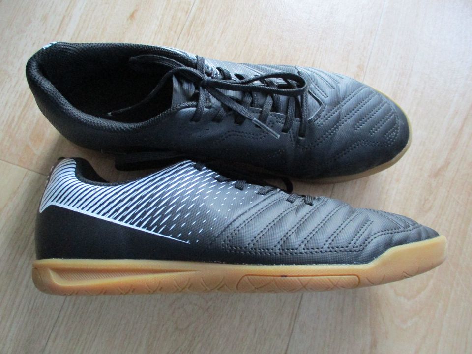 Decathlon/Kipsta Sneaker Gr. 41 schwarz/weiß sehr guter Zustand in Vöhl