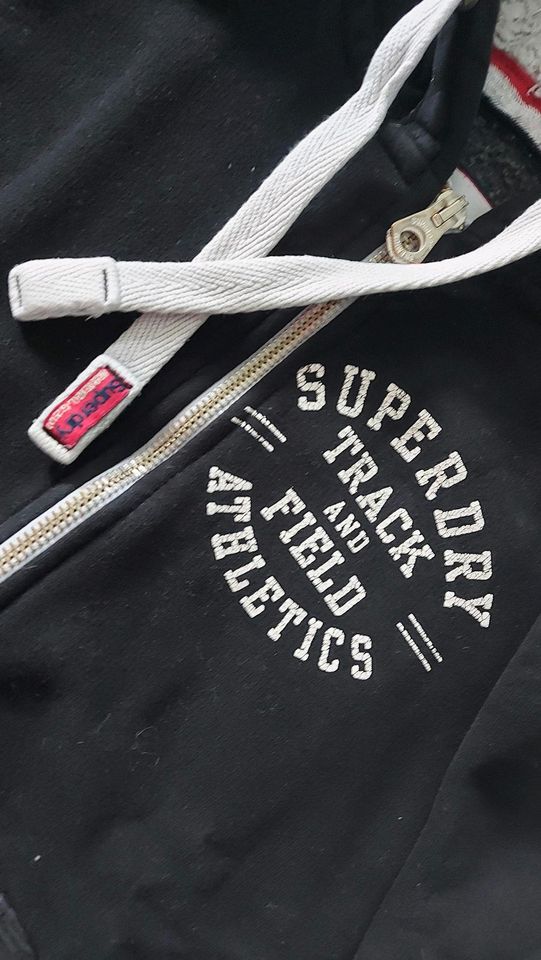 Superdry Hoodie & Hose in Wehrheim