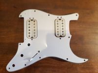 Fender Stratocaster Pickguard, weiß HH 2 Diamondback Humbucker Hessen - Eppstein Vorschau