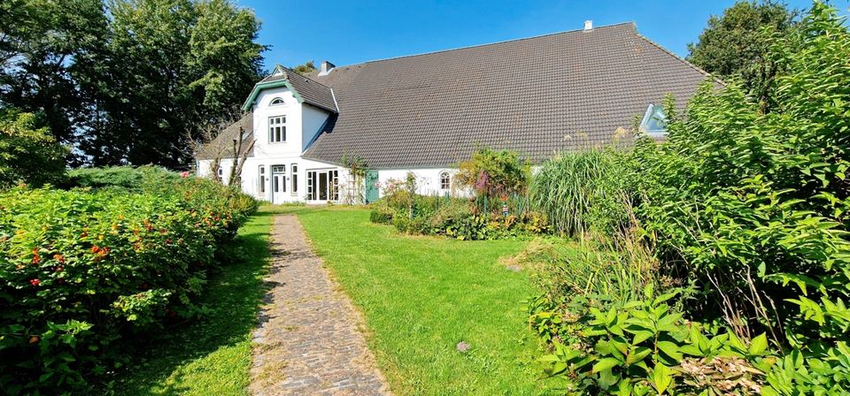 Gelegenheit: Charmanter Hof mit Naturkindergarten an der Nordsee und 1,5 ha Land in Volsemenhusen