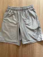 Nike Shorts dry fit Größe 137-147 Silber Hessen - Bad Hersfeld Vorschau