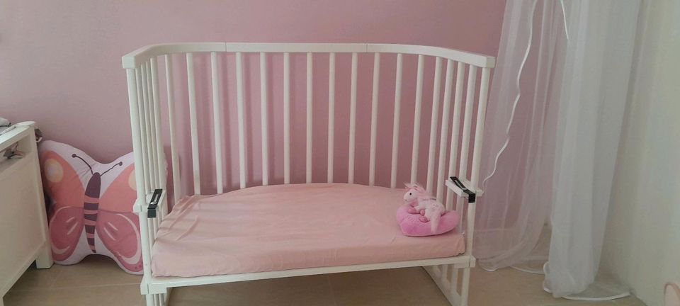 Babybay Beistellbett mit Matratze und Bettbezüge in Keltern