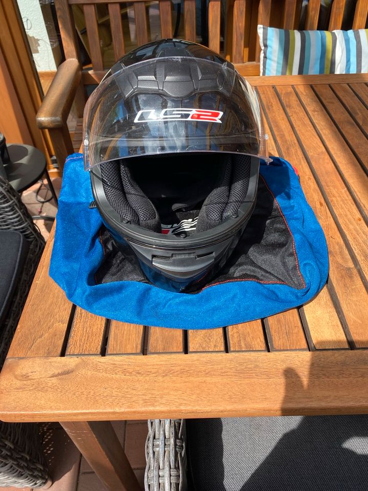 Motorradhelm in Hatten