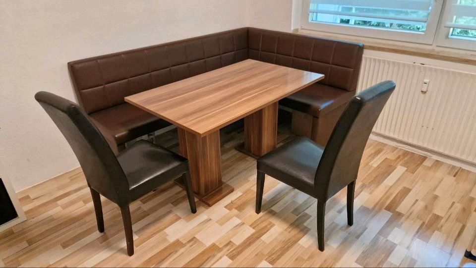 Eckbank mit 2 Stühlen und Tisch in Holzwickede