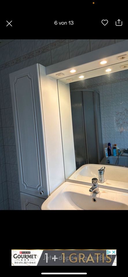 Badschrank mit Waschbecken und beleuchteter Spiegel in Löbnitz