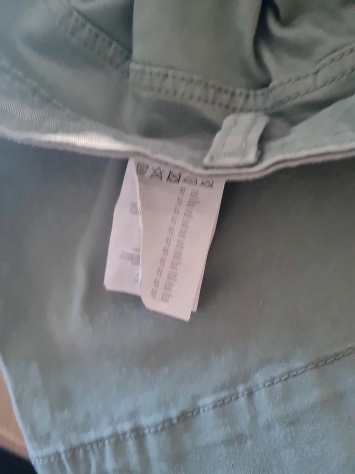 Jeansjacke und 3/ 4 Hose im Set neuwertig grün in Wolfhagen 