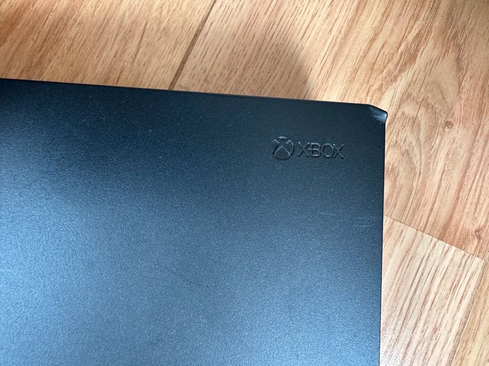 Xbox ONE X 1TB in Konz