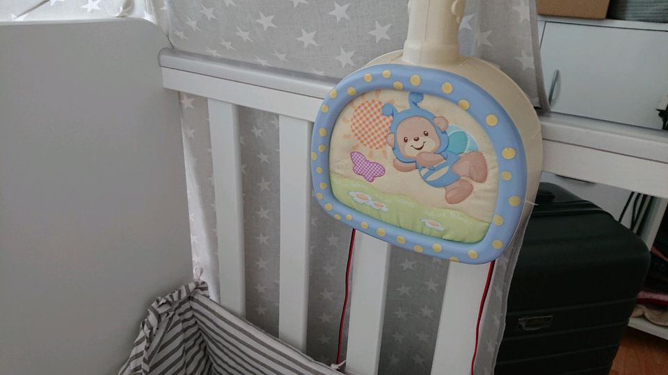 Fisher Price Babybett Spielzeug, Mobile mit Fernbedienung in Linnich