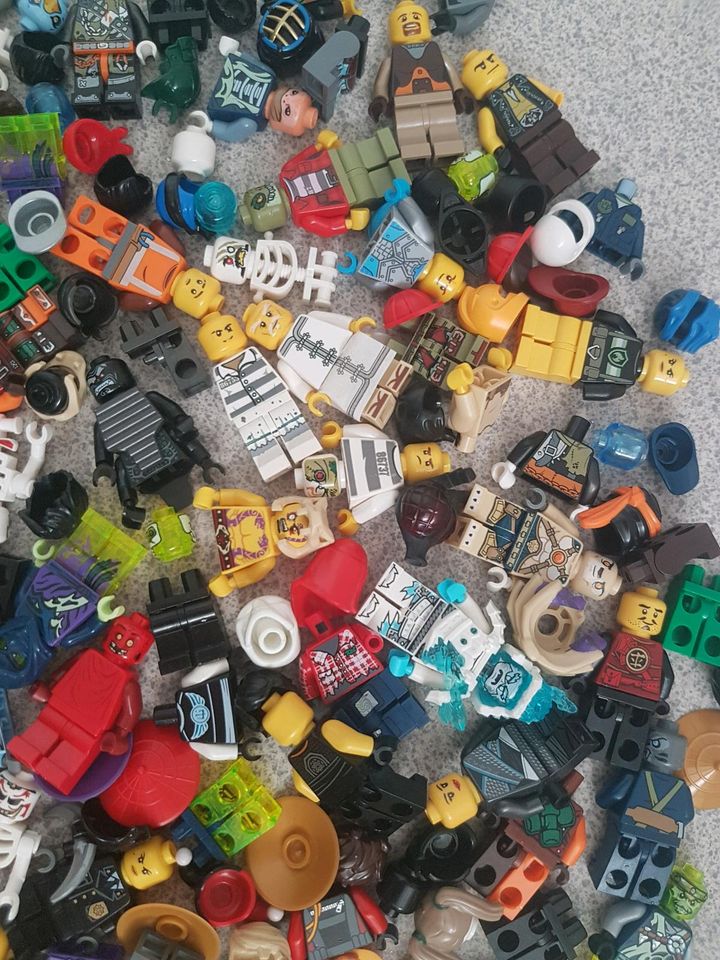 Lego Kiste ca. 100 Figuren Sammlung Ninjago City Technik Zubehör in Berlin