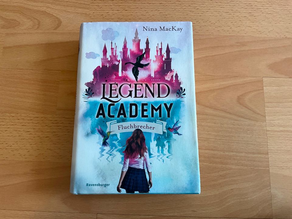 Legend Academy, Nina MacKay, wie neu in München