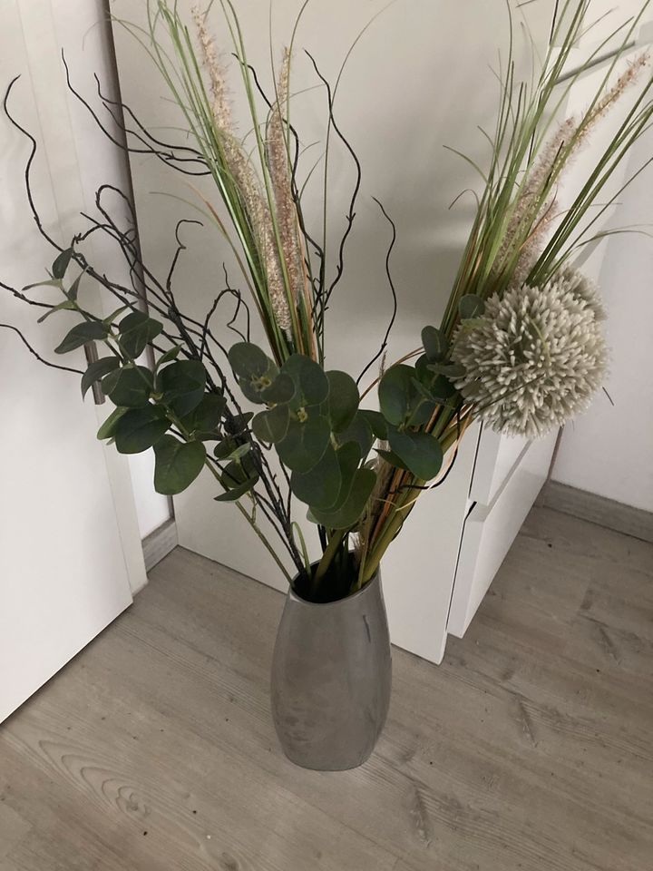 Vase silber Aluminium Blumen Zweig Eukalyptus von Depot in Rüdesheim am Rhein