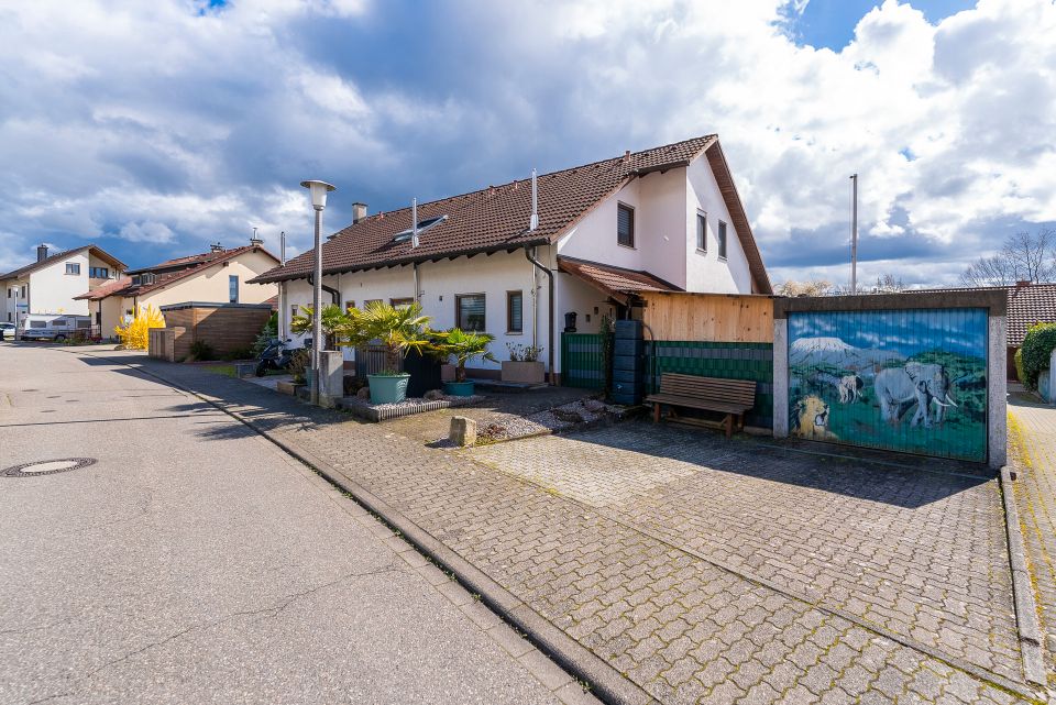 Reiheneckhaus mit Pool und Garage in beliebter Wohngegend von Wyhlen in Rheinfelden (Baden)